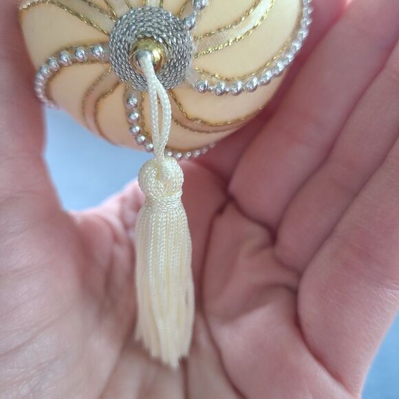 Vintage Avon Gift Collection 2001 Radiant Holiday Ornaments Ruby And Ivory - Picture 9 of 10